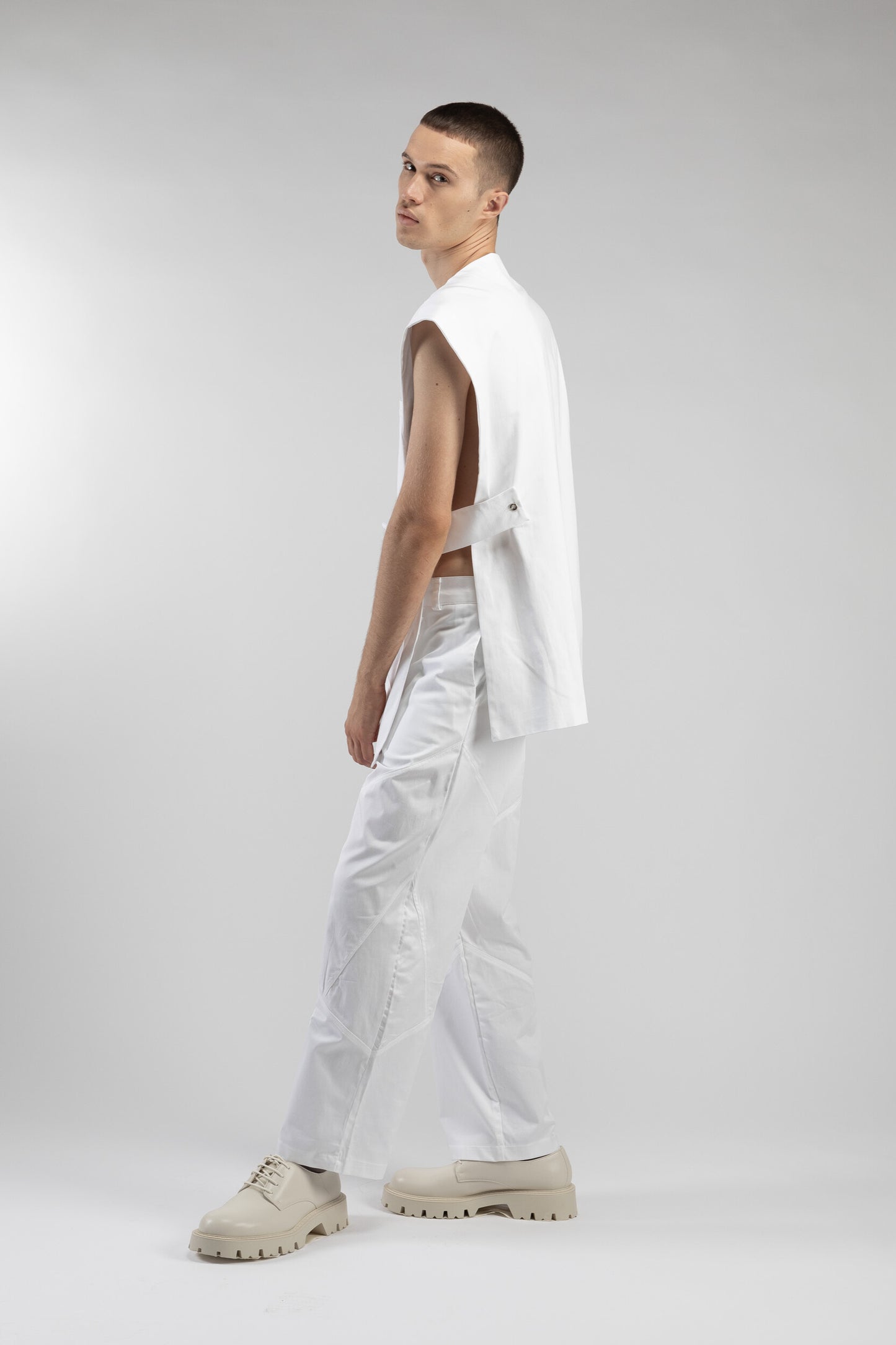 Gilet smanicato con aperture laterali