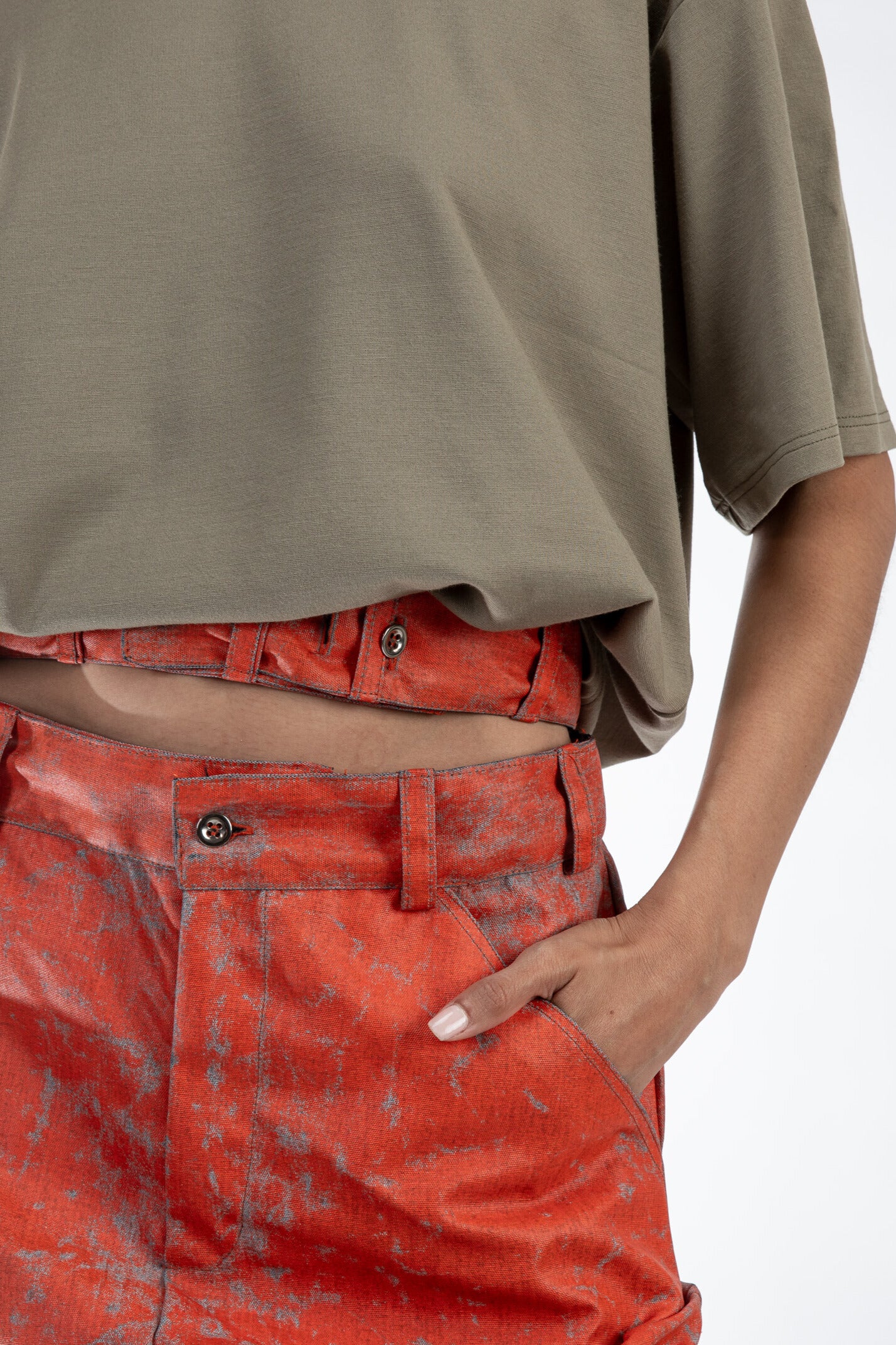 Pantalone dalla struttura arricciata con Eco-resina solubile