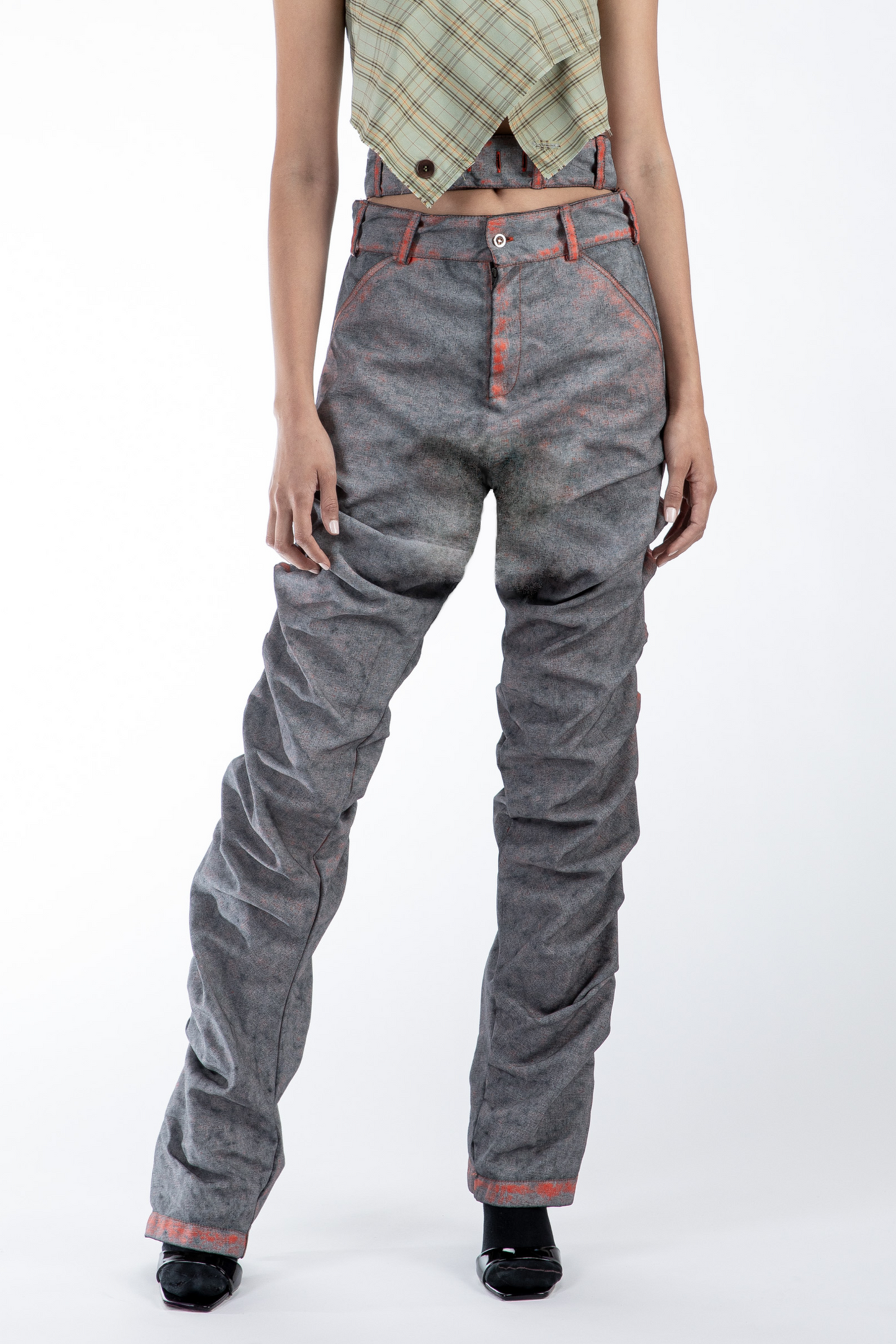 Pantalone dalla struttura arricciata con Eco-resina solubile