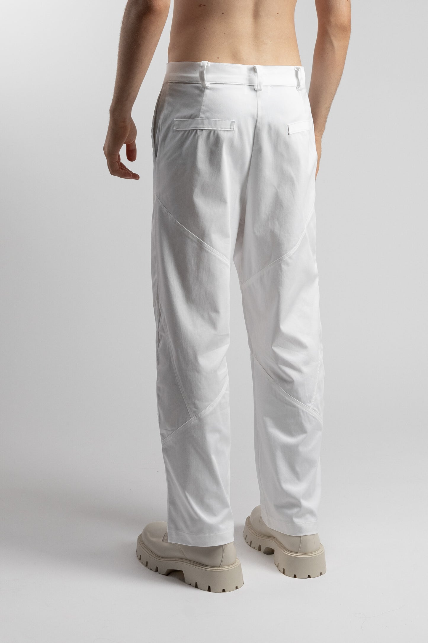 Pantalone con cuciture simmetriche