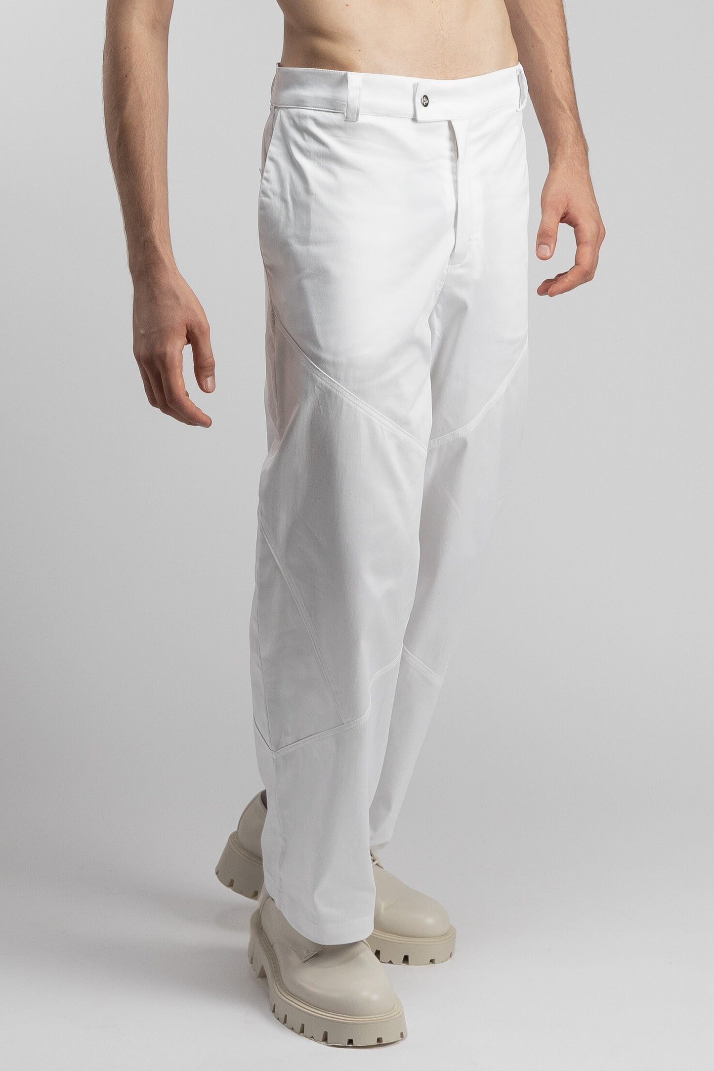 Pantalone con cuciture simmetriche