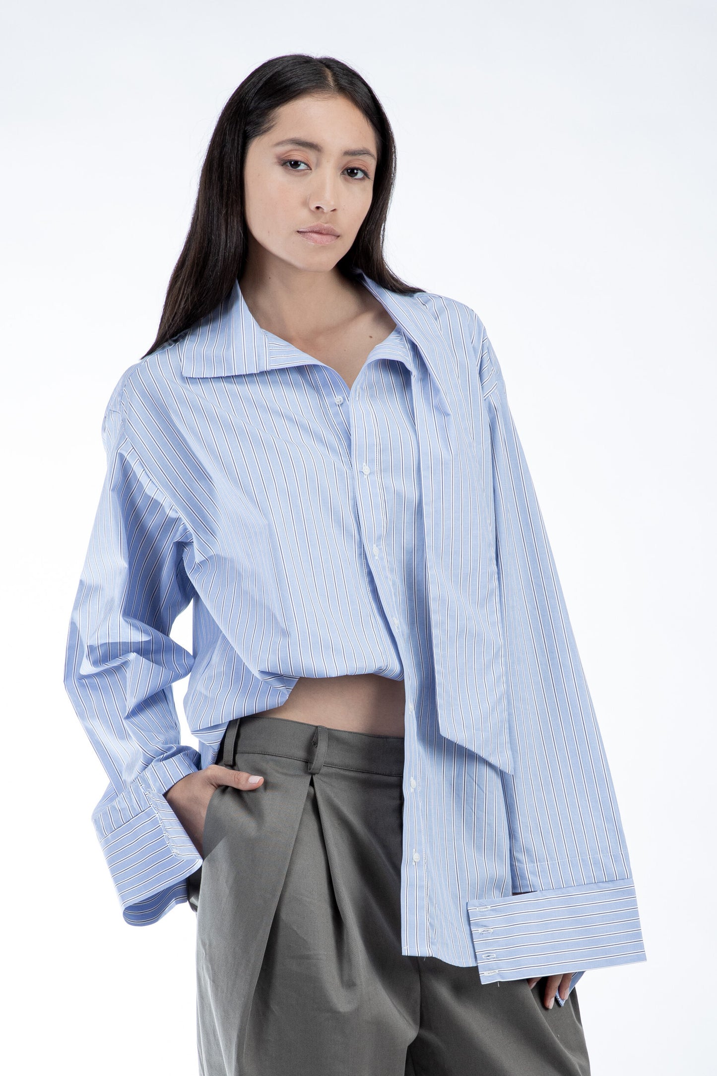Camicia con collo asimmetrico