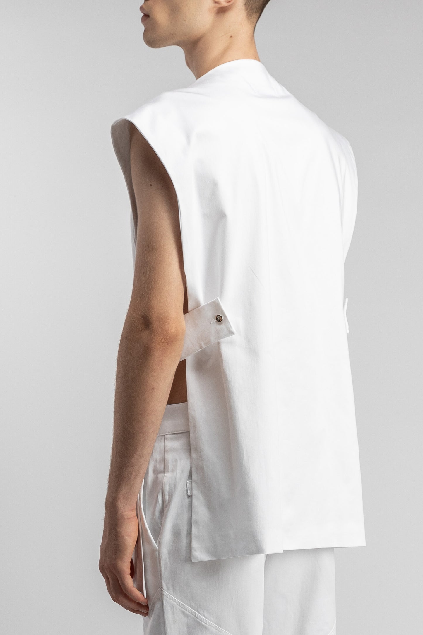 Gilet smanicato con aperture laterali