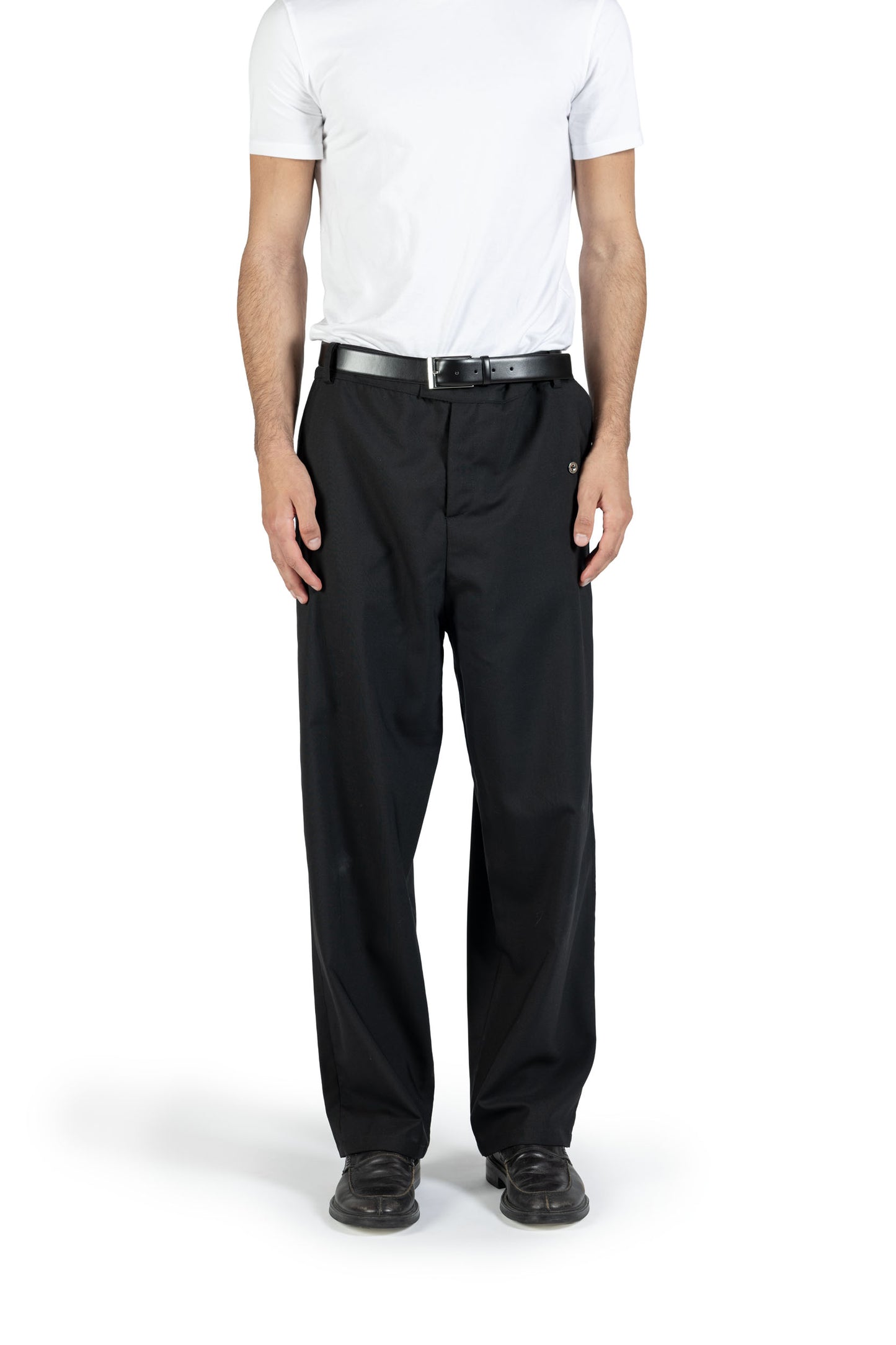 Pantalone con dettaglio bottone