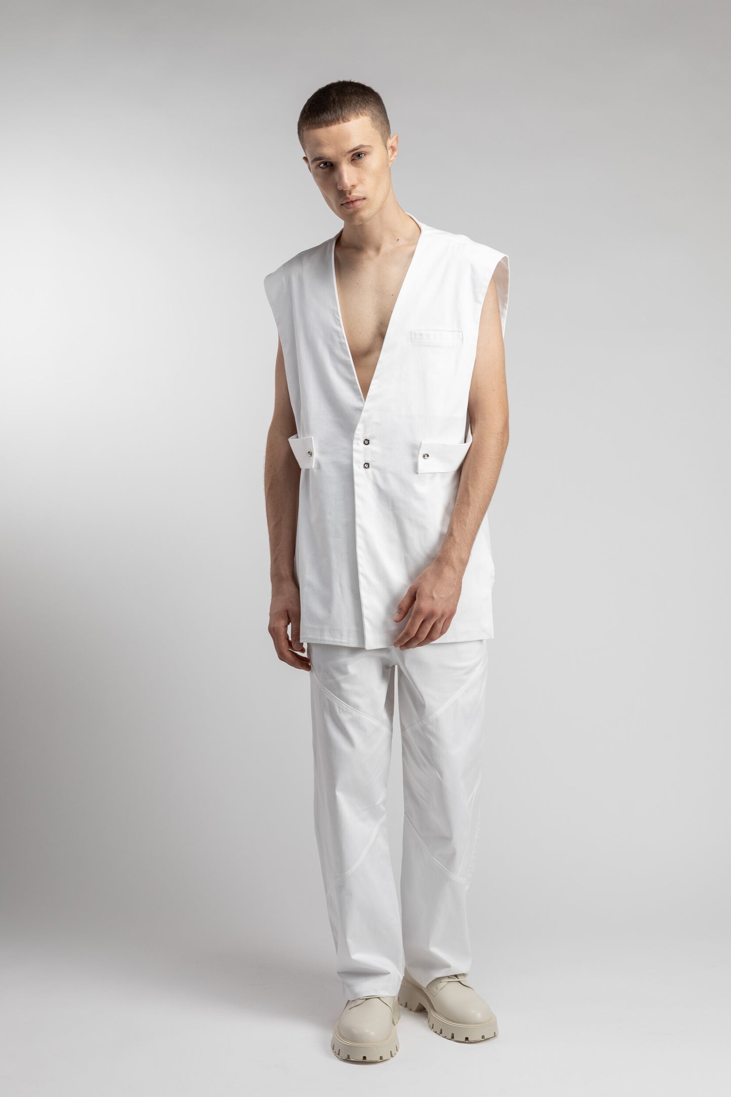 Gilet smanicato con aperture laterali
