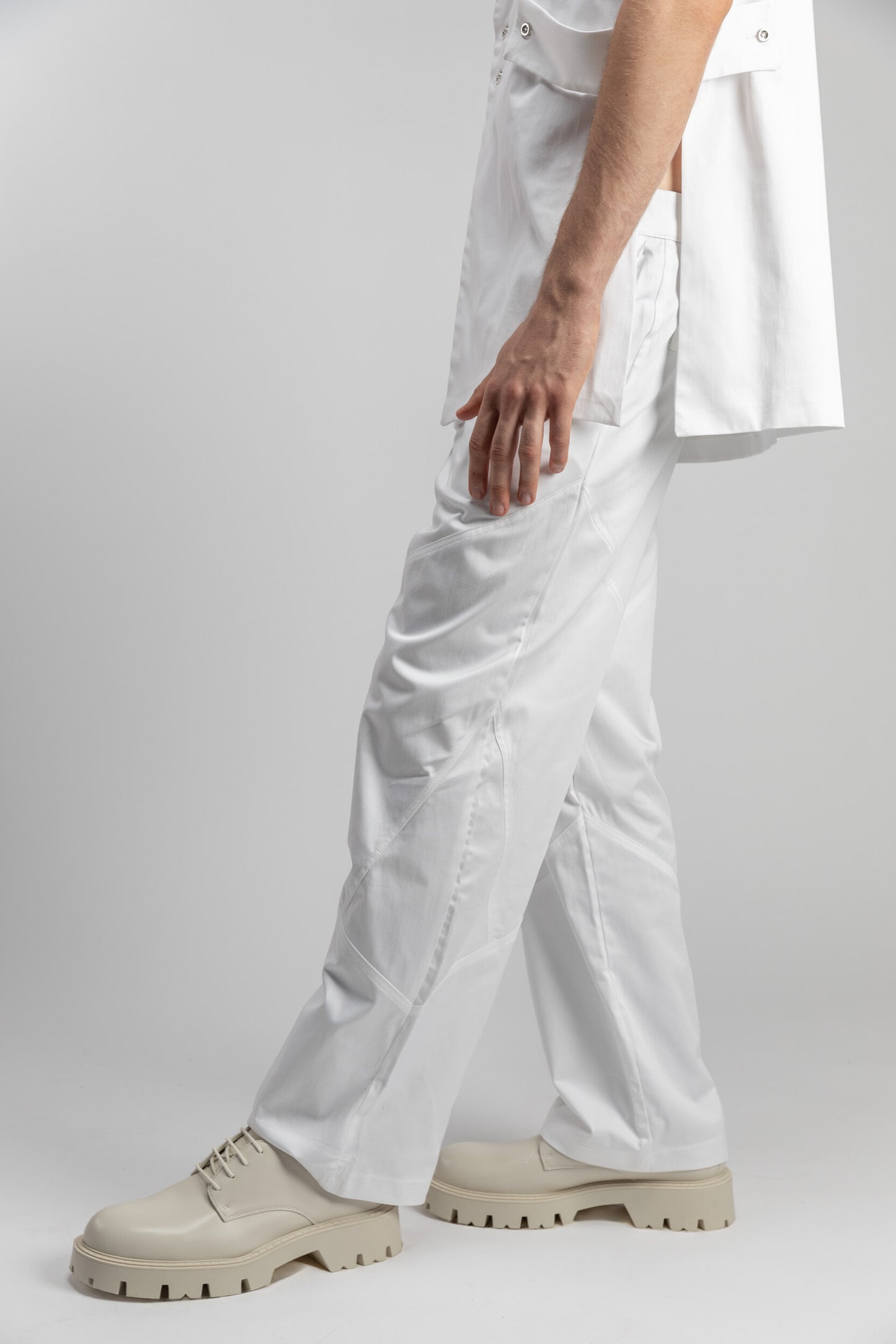 Pantalone con cuciture simmetriche