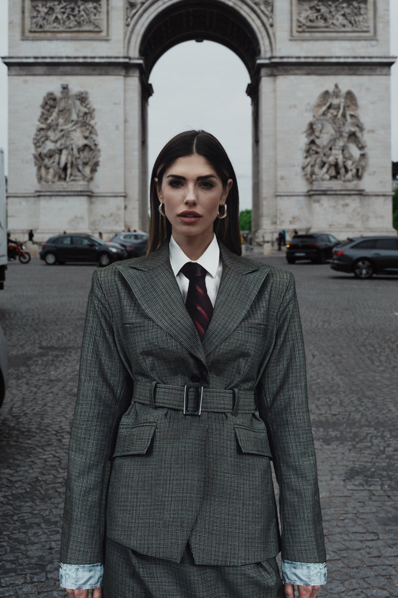 Blazer con cintura in lana trama verde e nera con fodera a vista su manica