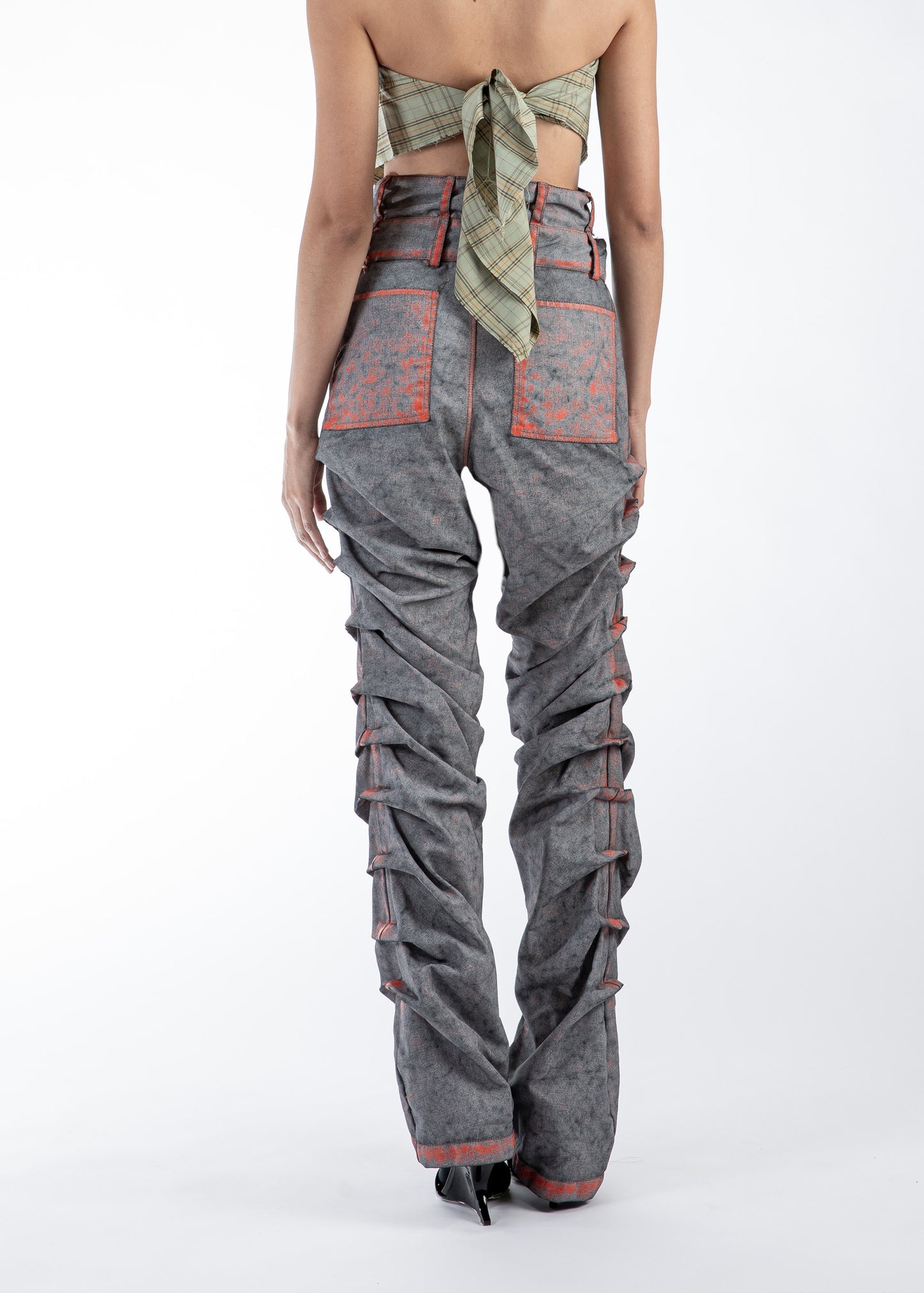 Pantalone dalla struttura arricciata con Eco-resina solubile