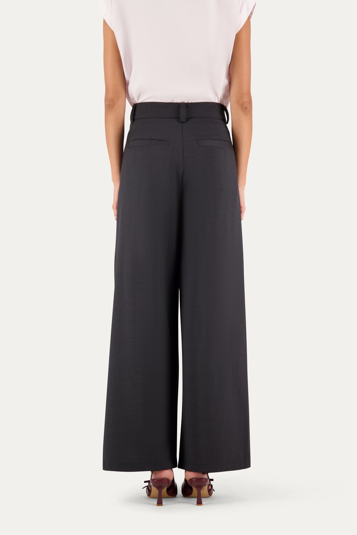 Wool trousers with front pleats in grey