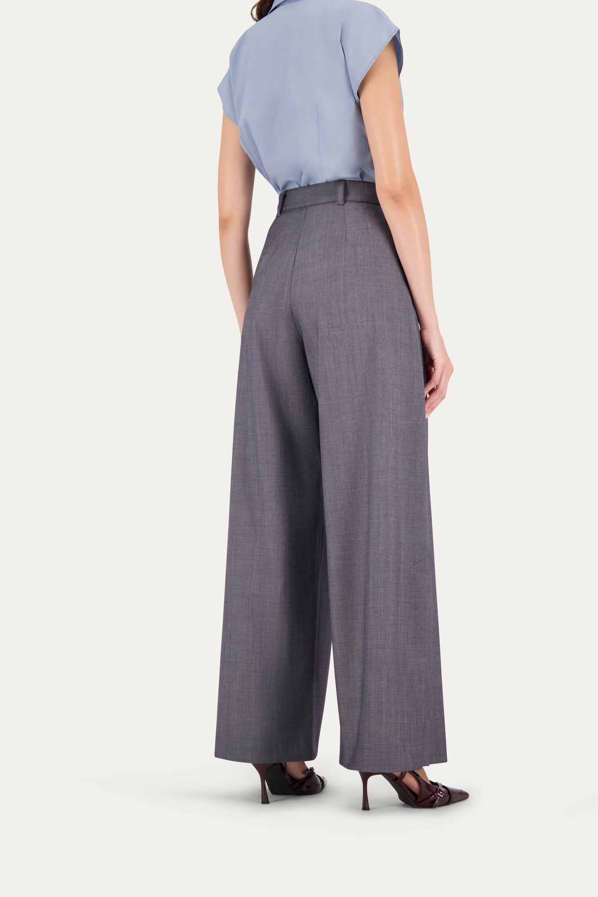 Pantalone sartoriale wide leg in lana grigia effetto jeans con spacco laterale