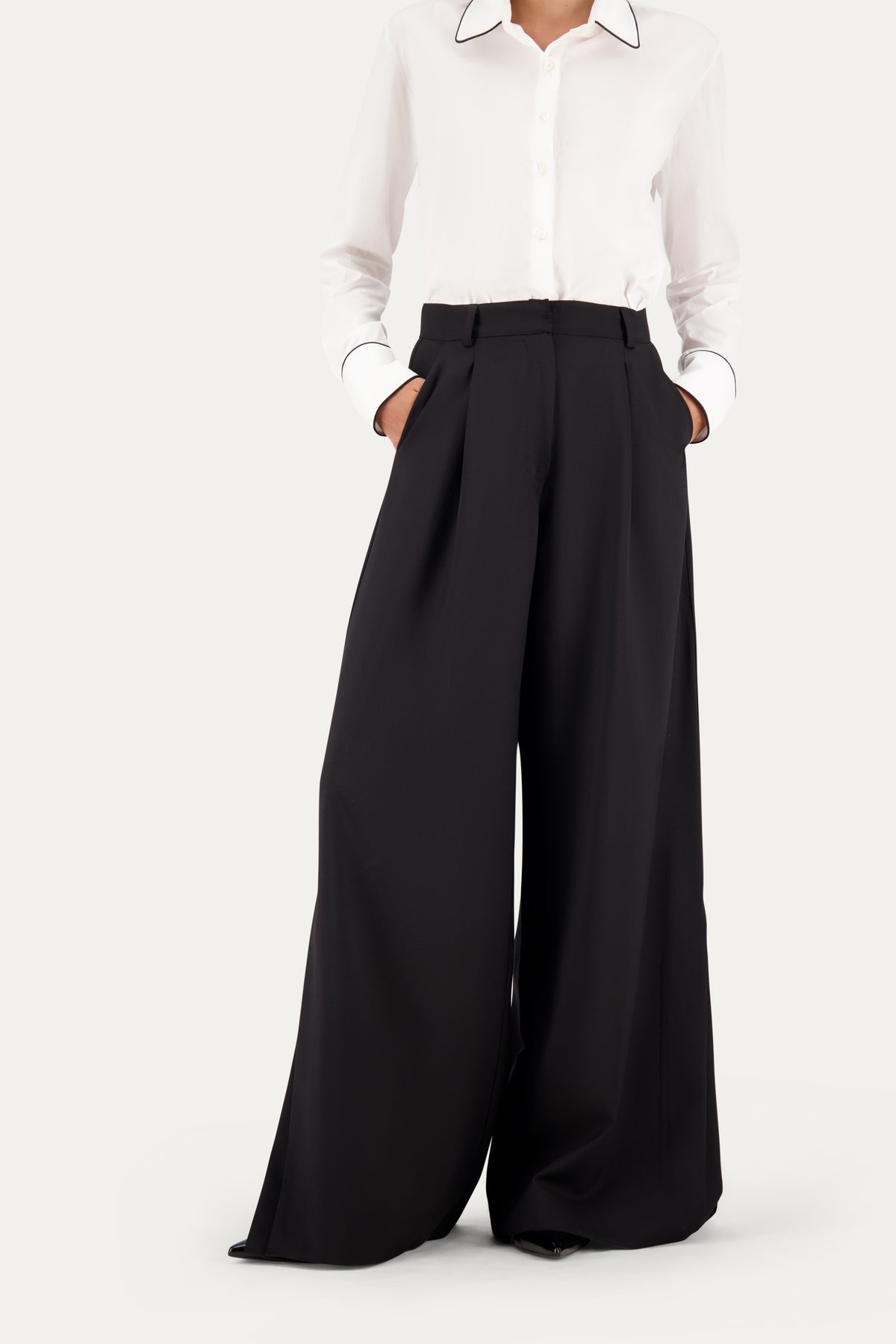 Pantalone sartoriale wide leg in lana nero con spacco laterale