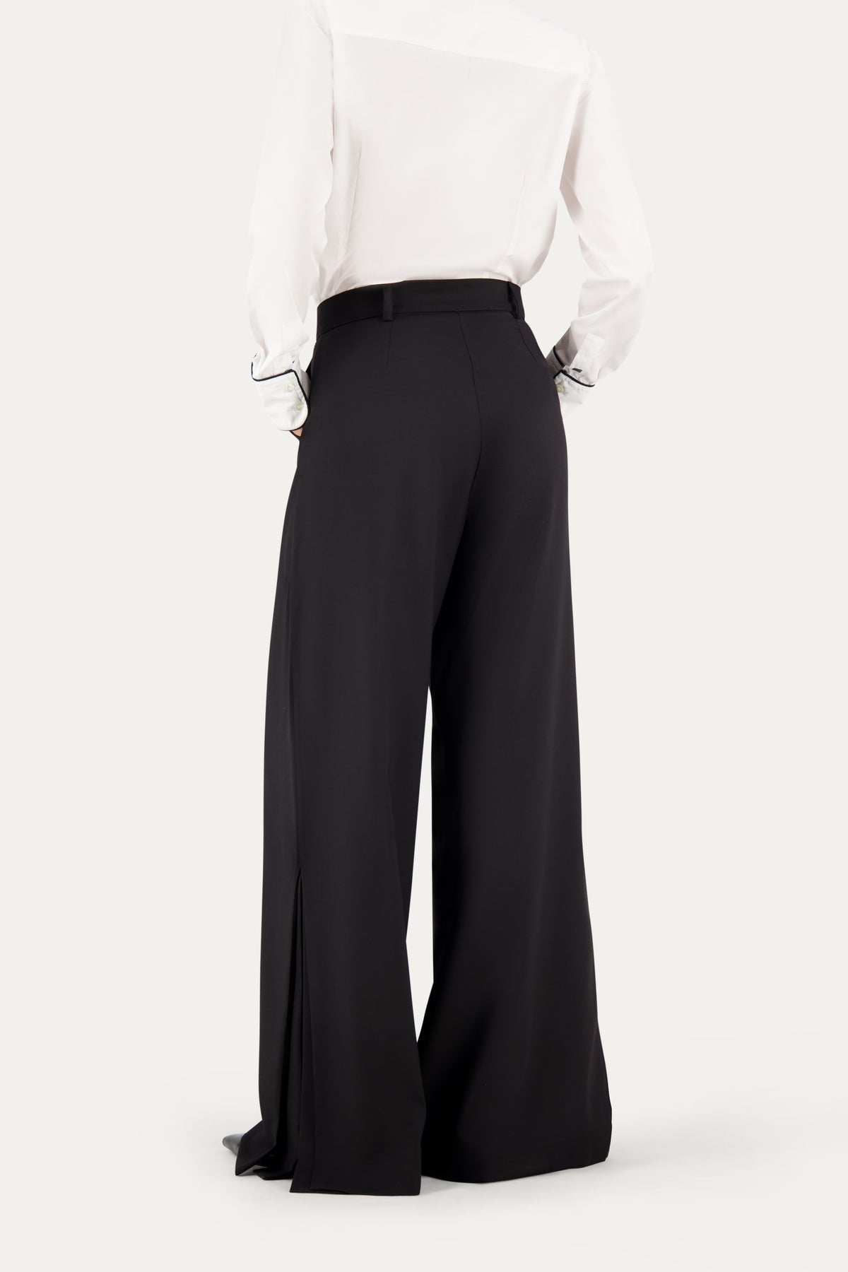 Pantalone sartoriale wide leg in lana nero con spacco laterale