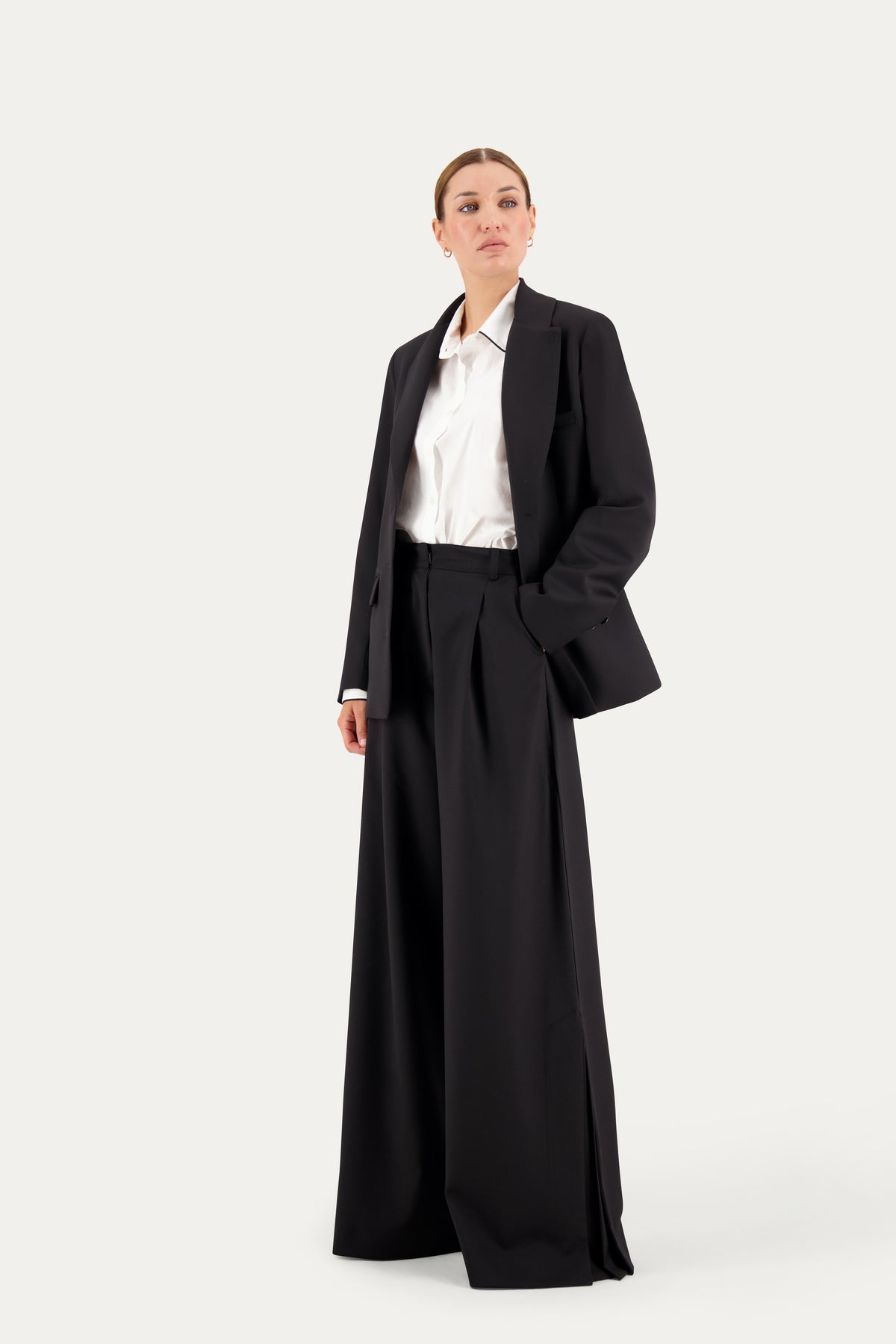 Pantalone sartoriale wide leg in lana nero con spacco laterale