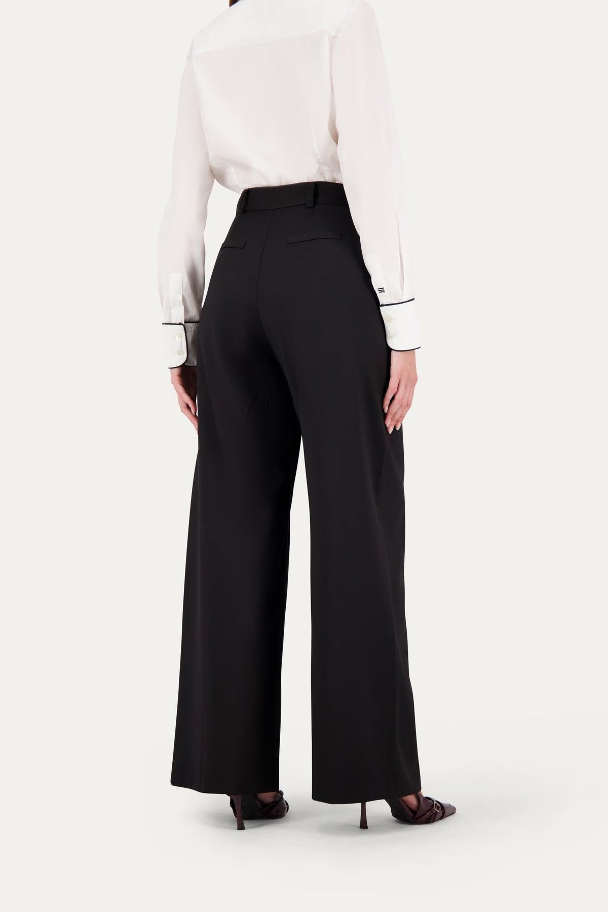 Pantalone sartoriale dritto in fresco lana nero con piping tono su tono