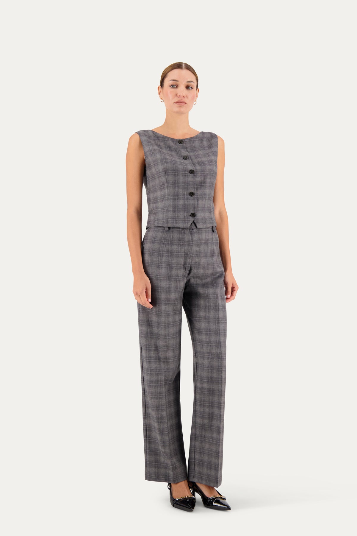 Straight-leg wool trousers in grey with pressed crease and check pattern