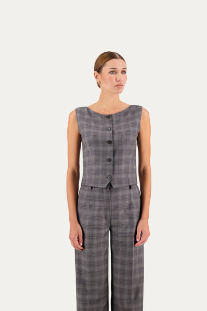 Boat-neck wool vest in grey with a check pattern