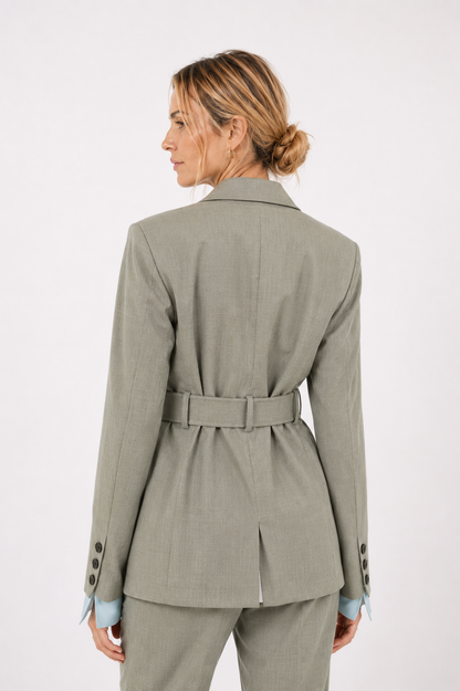 Blazer con cintura in lana verde salvia con fodera a vista su manica