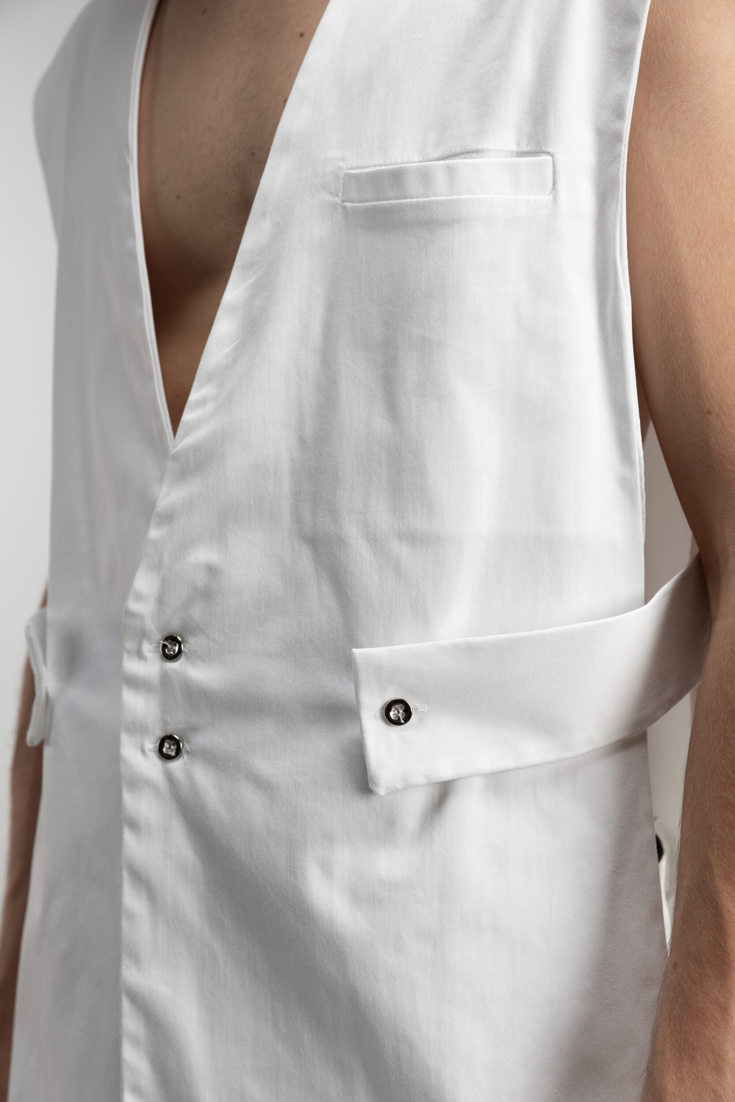 Sleeveless vest with side openings