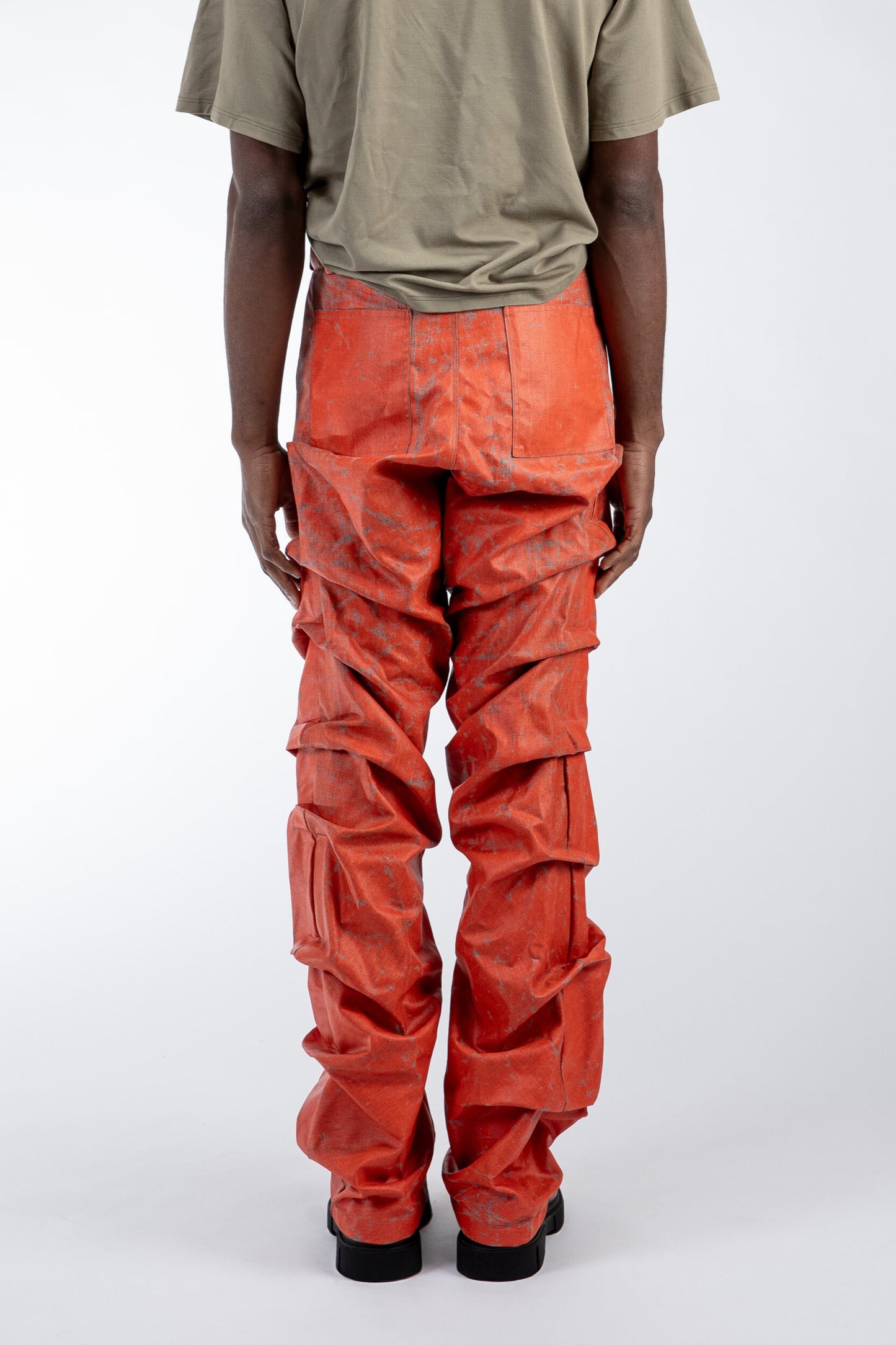 Trousers with gathered structure